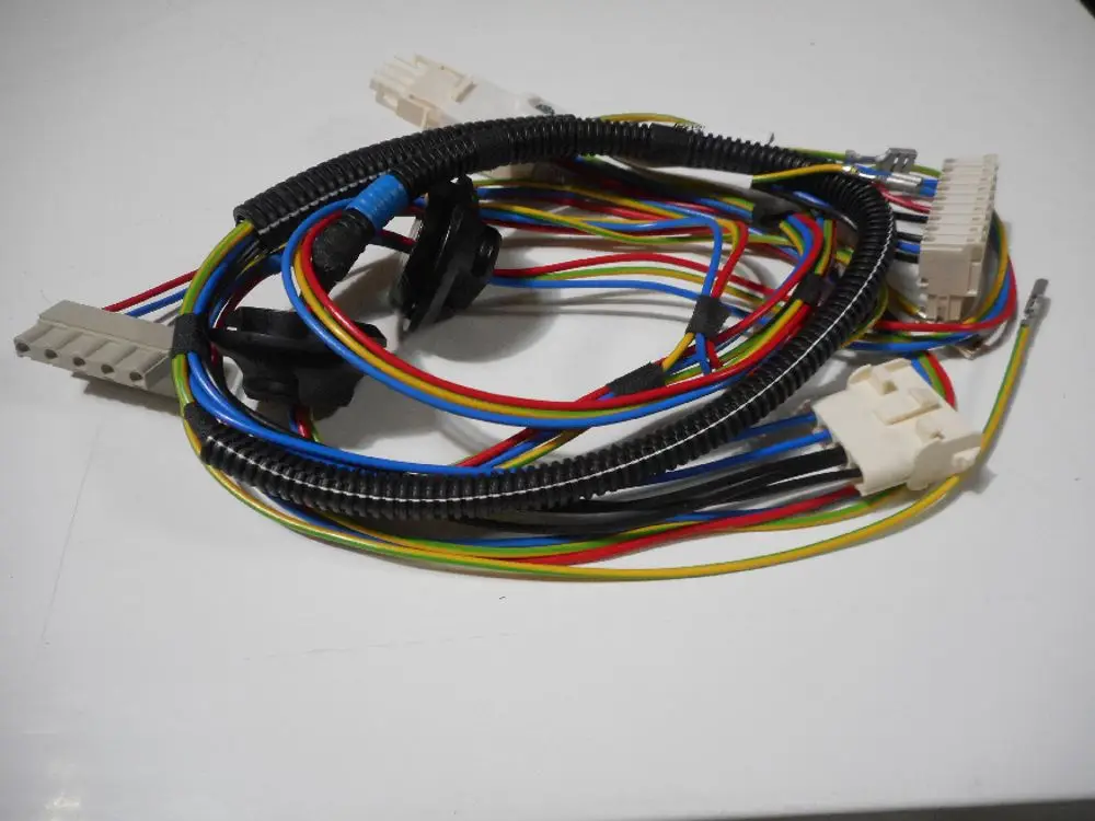 Kabelbaum mit mehreren bunten Drähten und Steckverbindern, geeignet für Verbindungselemente, erkennbar als Teil von Remeha Produkten zur Elektrik.